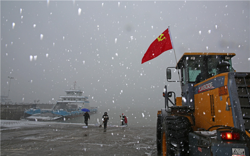 90分鐘清掃沖洗確保雪落無痕，鎮(zhèn)揚(yáng)汽渡打通“南北交通“顯擔(dān)當(dāng)(圖1)