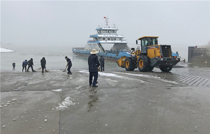 90分鐘清掃沖洗確保雪落無痕，鎮(zhèn)揚(yáng)汽渡打通“南北交通“顯擔(dān)當(dāng)(圖3)
