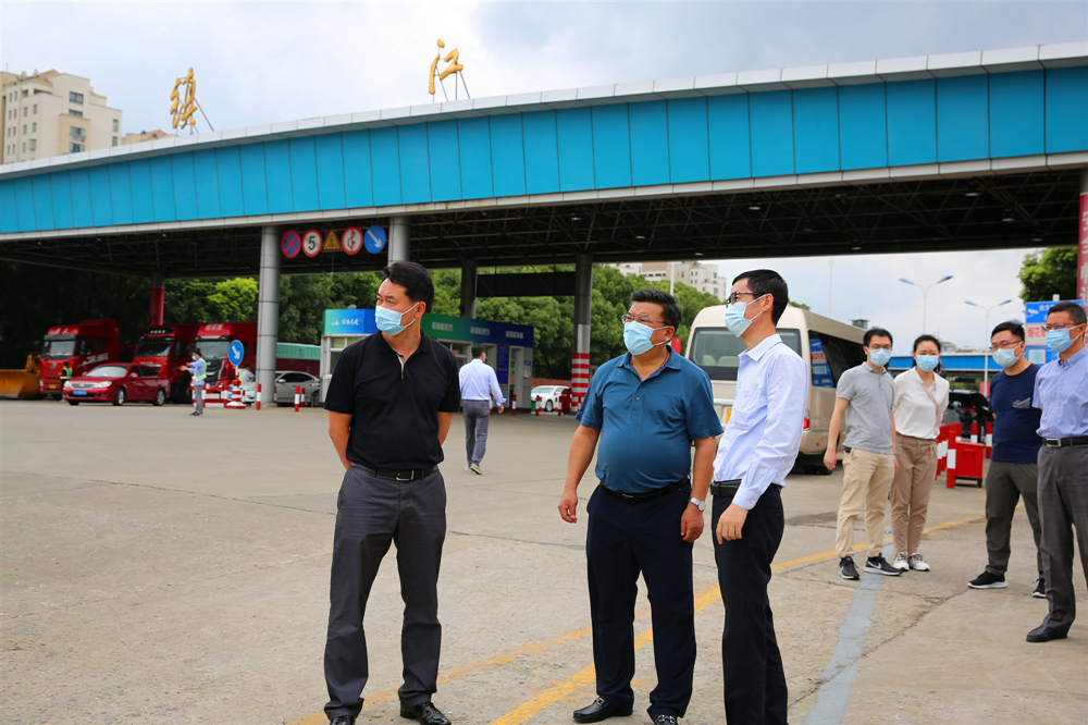 鎮(zhèn)江市副市長胡宗元一行赴鎮(zhèn)揚(yáng)汽渡檢查指導(dǎo)疫情防控及防汛防臺工作(圖1)